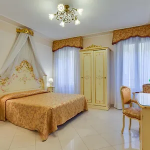 At Leonard Venezia